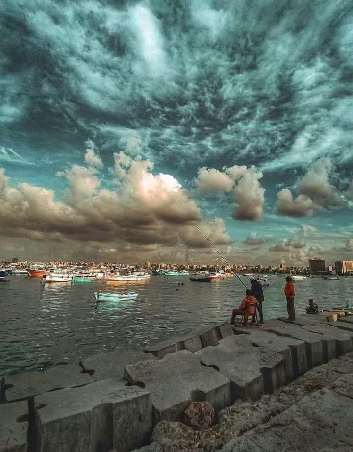 مدد يامرسي والحقلي كرسي
ع الشط واقعد سلطان زماني🎻🎼