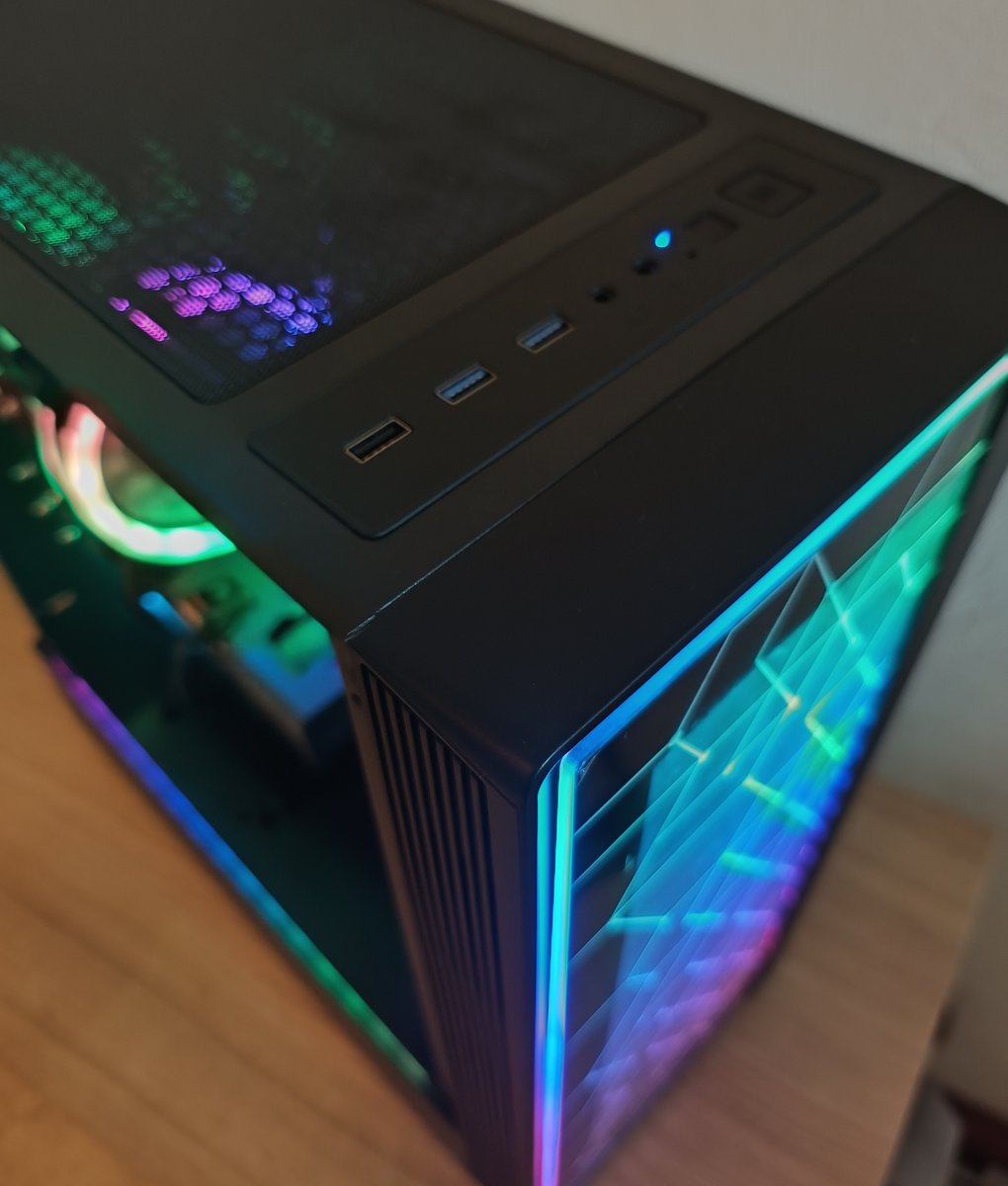 StellaPCs_nl's tweet photo. RGB met variatie! #gamingpc #pcbuild https://t.co/UfUsuKTE14