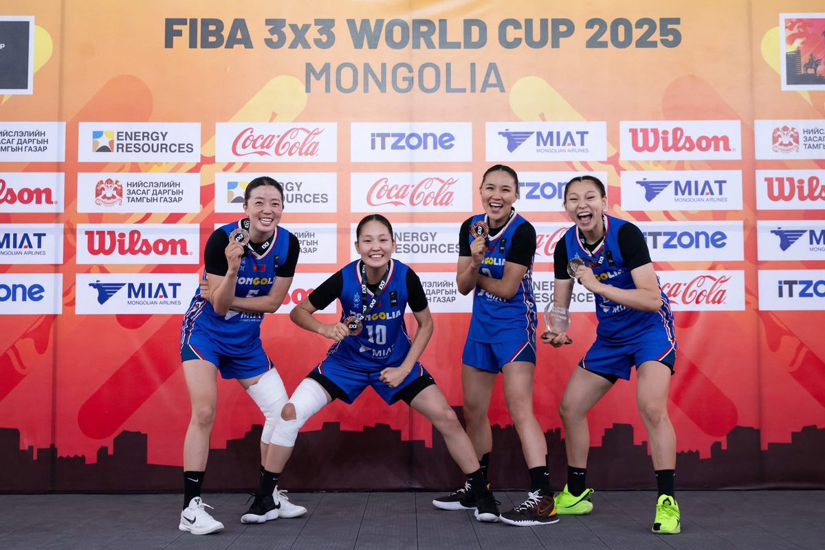 🇲🇳 Монгол Улсын 3x3 сагсан бөмбөгийн эмэгтэй шигшээ багийн тамирчид 2025.06.29-ний өдөр ДАШТ-нд хурд хүч, авхаалж самбаа, ур чадвар, уйгагүй хөдөлмөрөөрөө мөнгөн медалийн эзэд болж, түүхэн амжилтаар Монголчуудаа баярлууллаа. 

👏 Одоогоос 4 жилийн өмнө Олимпын наадамд багийн