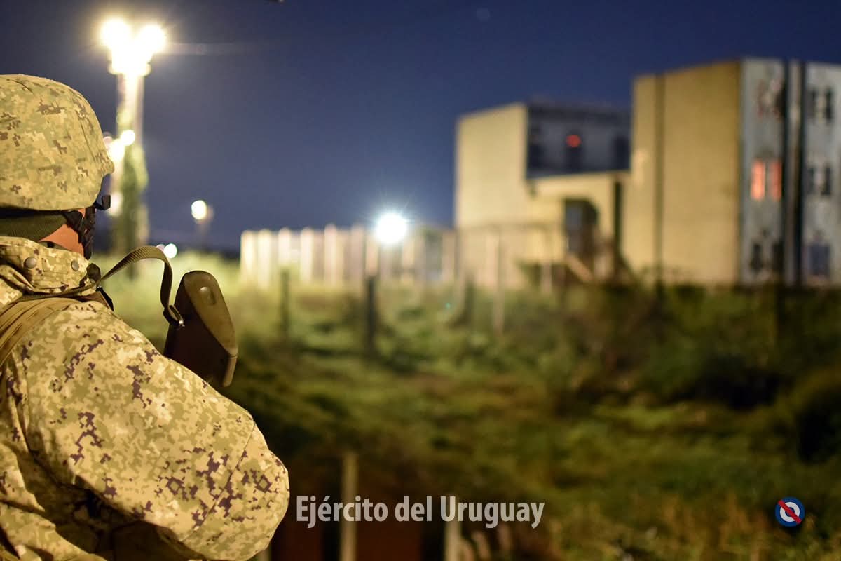 EjercitoUy's tweet photo. Ayer por la noche, efectivos del #EjércitodelUruguay pertenecientes al Batallón "Florida" de Infantería N°1, frustraron un intento de fuga de tres reclusos del INR N°4 "Santiago Vázquez".

Los reclusos fueron vistos por la guardia militar, cuando treparon el primer tejido (+) https://t.co/mw7KASUgBA
