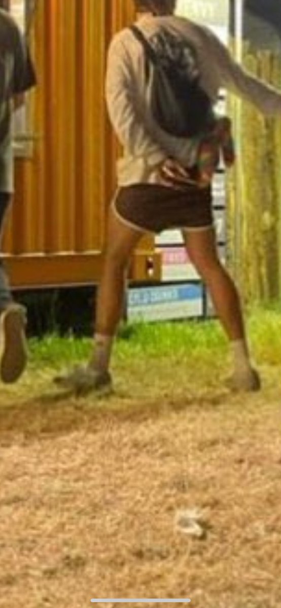 harrysarmsss's tweet photo. Is it me or did Lottie just post an IG story with Harry’s leg in it? #Glastonbury2025 #GlastonburyFestival #larrystylinson https://t.co/3gW3KYflju