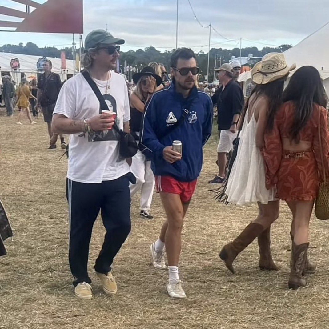 harrysarmsss's tweet photo. Is it me or did Lottie just post an IG story with Harry’s leg in it? #Glastonbury2025 #GlastonburyFestival #larrystylinson https://t.co/3gW3KYflju