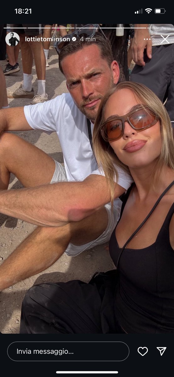 harrysarmsss's tweet photo. Is it me or did Lottie just post an IG story with Harry’s leg in it? #Glastonbury2025 #GlastonburyFestival #larrystylinson https://t.co/3gW3KYflju