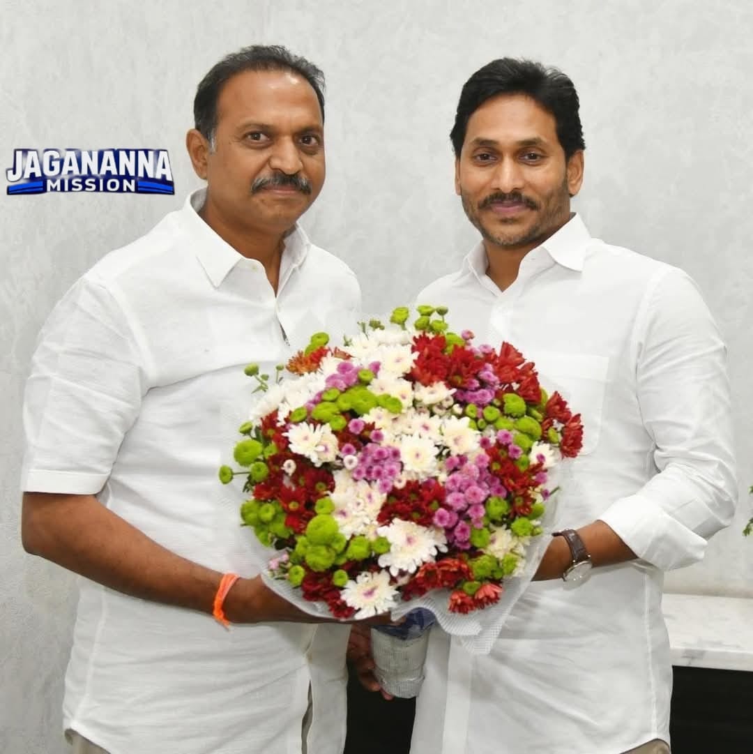 JaganannaM42057's tweet photo. #వేంపల్లి @ImSVSatishReddy రెడ్డిగారు ప్రస్తుతం ఈయన మీద వైయస్సార్ కాంగ్రెస్ పార్టీ కార్యకర్తలకు చాలా గౌరవం పెరిగింది.

వినసొంపుగా ఉండే ఈయన మాటలకు విలువ ఇస్తున్న దిగువ శ్రేణి నాయకత్వం.

పద్ధతిగా మాట్లాడుతూ పాలన లో లోపాలను ఎత్తి చూపుతూ జగన్ సార్ కు అండగా నిలిచిన వాళ్ళలో మొదటి స్థానంలో ఉన్నారు.

ఇలాంటి వాళ్ళకి భాధ్యతలు పెంచితే జగన్ సార్ కి మరింత ఉపయోగం.

ఇది నేను క్షేత్రస్థాయిలో  ప్రజల మనోగతాన్ని తెలుసుకొని వెల్లడిస్తున్నాను.

ఇది కొంతమంది సీనియర్ పాత్రికేయుల విశ్లేషణ...

#YSJagan
#SingaReddySatishReddy
#YSRCP
#Vempalle
#Pulivendula 
#AndhraPradesh 
#JaganannaMission