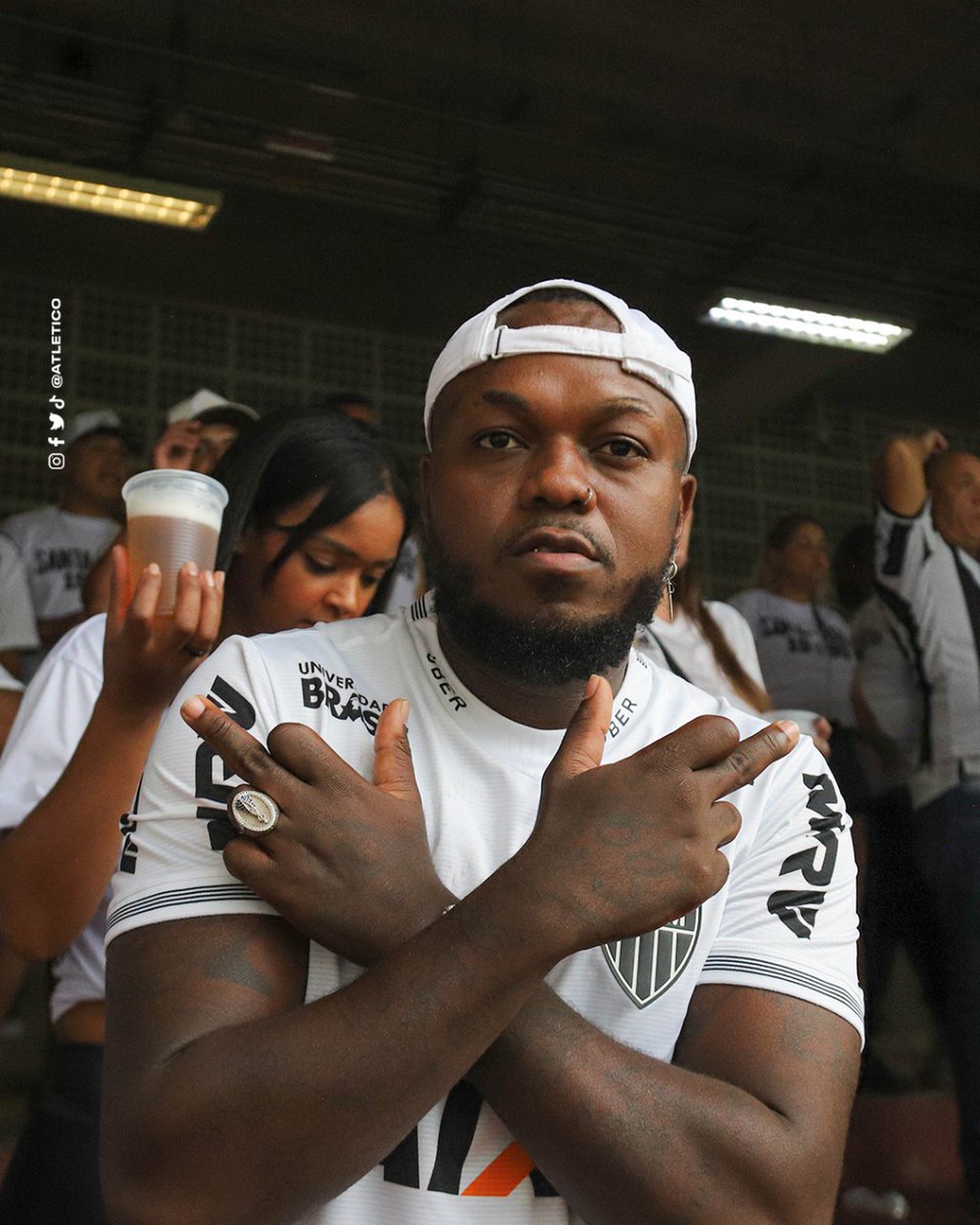 Olha como é fácil pegar recortes e criar narrativas:

De um lado - Nikolas
De outro - Djonga 

Acho engraçado demais que hoje não é moda mais chamar atleticano de cachorrada e time de favelado.