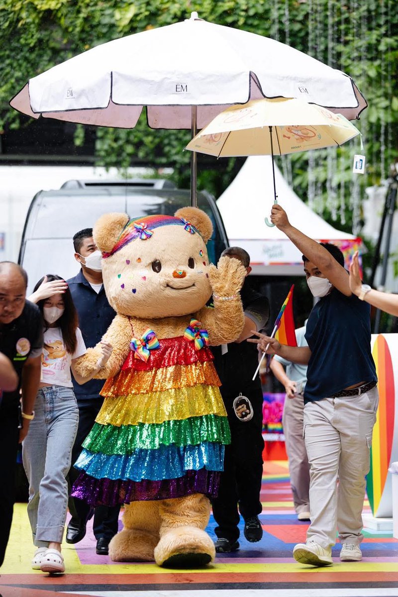 ไม่ว่าจะยังไง หนูก็ยังเป็นเด็กเล็กของทุกคนเสมอเลยนะลูก 💓 ต้องชื่นชมทีมงาน บตบ.ทุกคน ทีมการ์ดเอ็มสเฟียร์ ทุกคนดูแลเนยดีมากๆ รัก #Butterbear #PrideMonth #ด้อมน้องเนย (รูปจากเพจ Emsphere