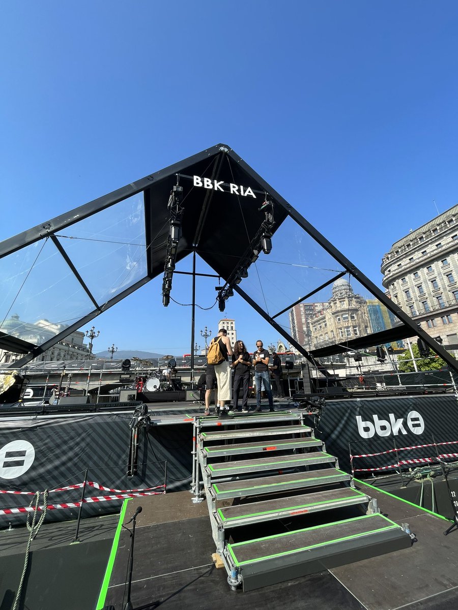 No todos los días tiene uno la fortuna de formar parte de un evento histórico para su ciudad. Lo de ayer fue muy emocionante, un concierto que parecía imposible y que, tras muchos meses de trabajo por parte de un equipo extraordinario, tomó forma para hacer en Bilbao algo 

(1/2)