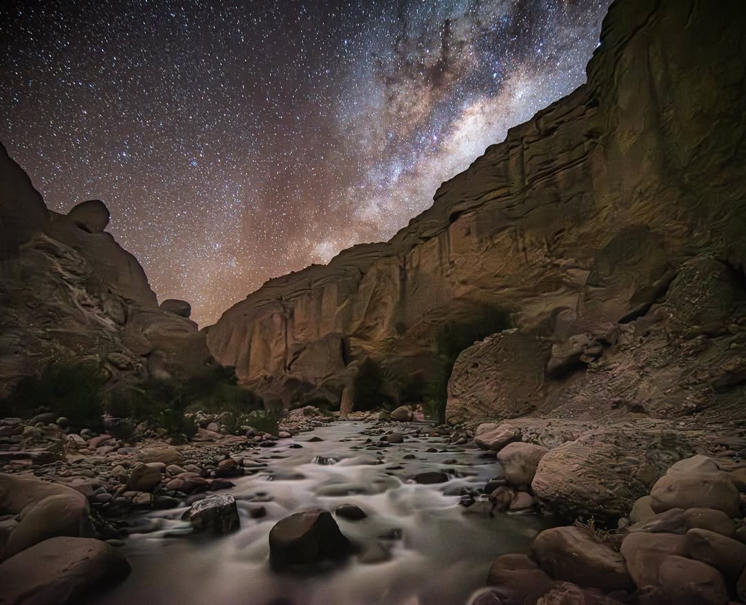 ¡Buenísimos días! 🌥️ 
El domingo lo iniciamos desde el camino al santuario de las peñas con esta bella fotografía. 🌌
Foto: paul_planck_fotografia 
#Arica #Chile #aricayparinacota #aricaesbacán
