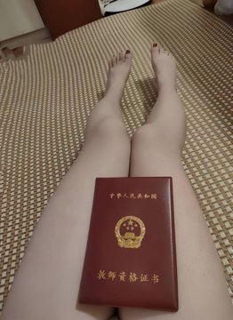 jermwake's tweet photo. 来加个班，批改完期末试卷中，学生们也放假了，我的思绪也飘远了，好想回到家里一丝不挂的吹着空调，享受属于自己的时间。  可能每年的暑假就是给老师释放自己的，可以有疯狂的高潮，也可以有一场浪漫的邂逅，有拥抱，有亲吻，有性爱过后的依偎…  理解的人可以私信，假期期间可以见面哦… https://t.co/r4EyxjFA4j
