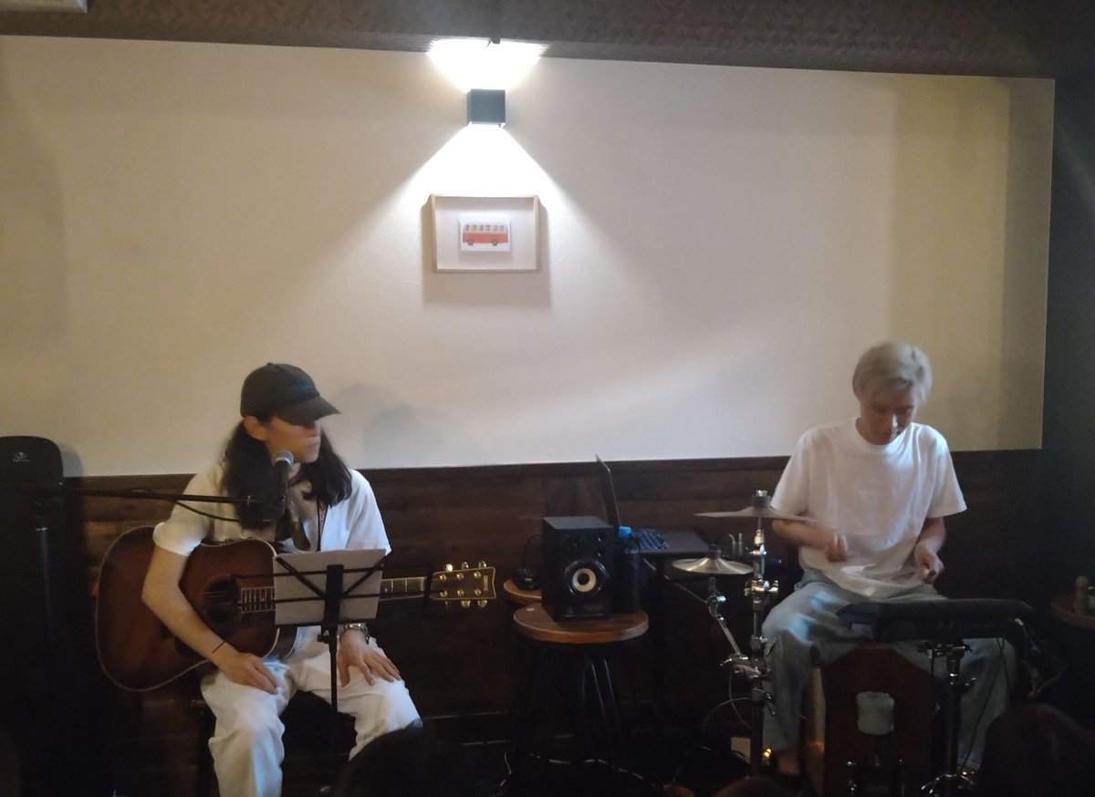 asakura_0705's tweet photo. 今日はホーリー クマさんだった。Acoustic なLIVEの「私」から始まる曲を優しく芯のあるか細さで歌い出す時の一人称の「私」に少しうるっとして声を張った時には空になったプラカップが振動するから胸の前で持ってその小さな震えを手の平からも感じて楽しい夜だった。

#THENAAV 
#クマガイユウヤ https://t.co/XusGDbQclQ