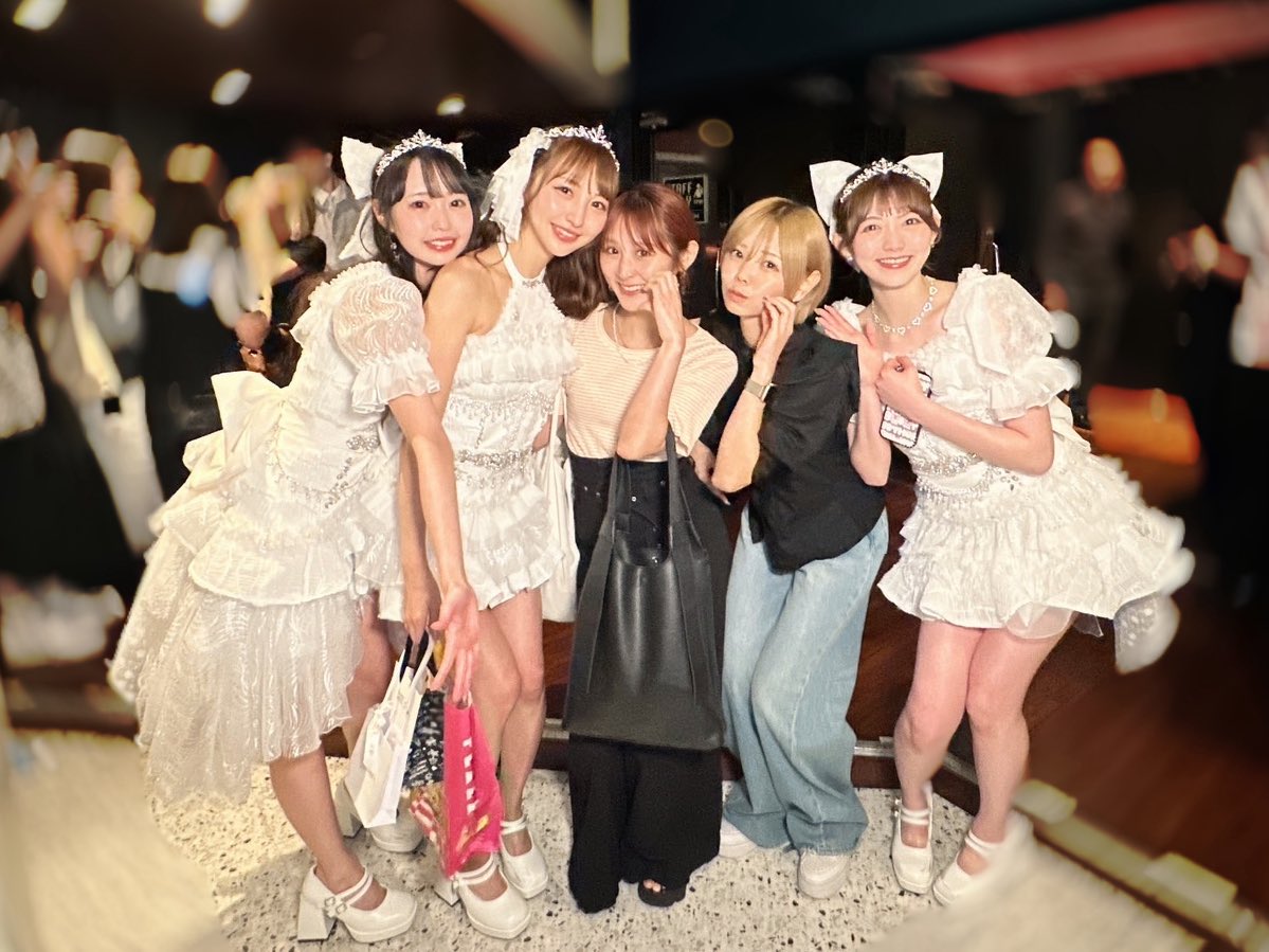 mamiri_manami's tweet photo. Ange☆Reveさん尊い…🥹🫶🫶🫶
(お写真もろた。3人とも可愛すぎなんよ！)
改めて沢山ありがとう、卒業おめでとう💐 https://t.co/zrkoDqXzSf