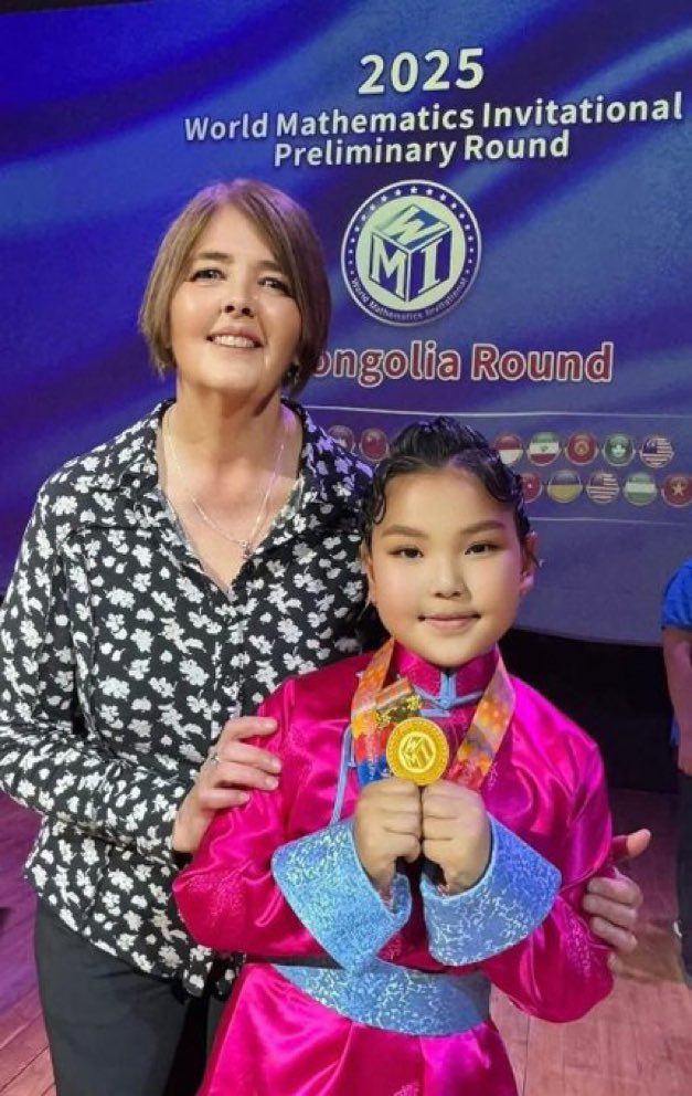 🇲🇳Дахин нэг Монгол дэлхийн дэвжээг тамгалав.

Дэлхийн Математикийн Уралдаанд 32 орны хүүхдүүдээс  8 настай Г. Хүслэн охин алтан медалийн эзэн болжээ 👏👏👏

Монгол дээлээрээ гоёж Монгол гэсэн нэрийг дэлхий дахинаа цуурайтуулсан Г.Хүслэн охиноороо Монголчууд омогшиж байна.🥰🥰