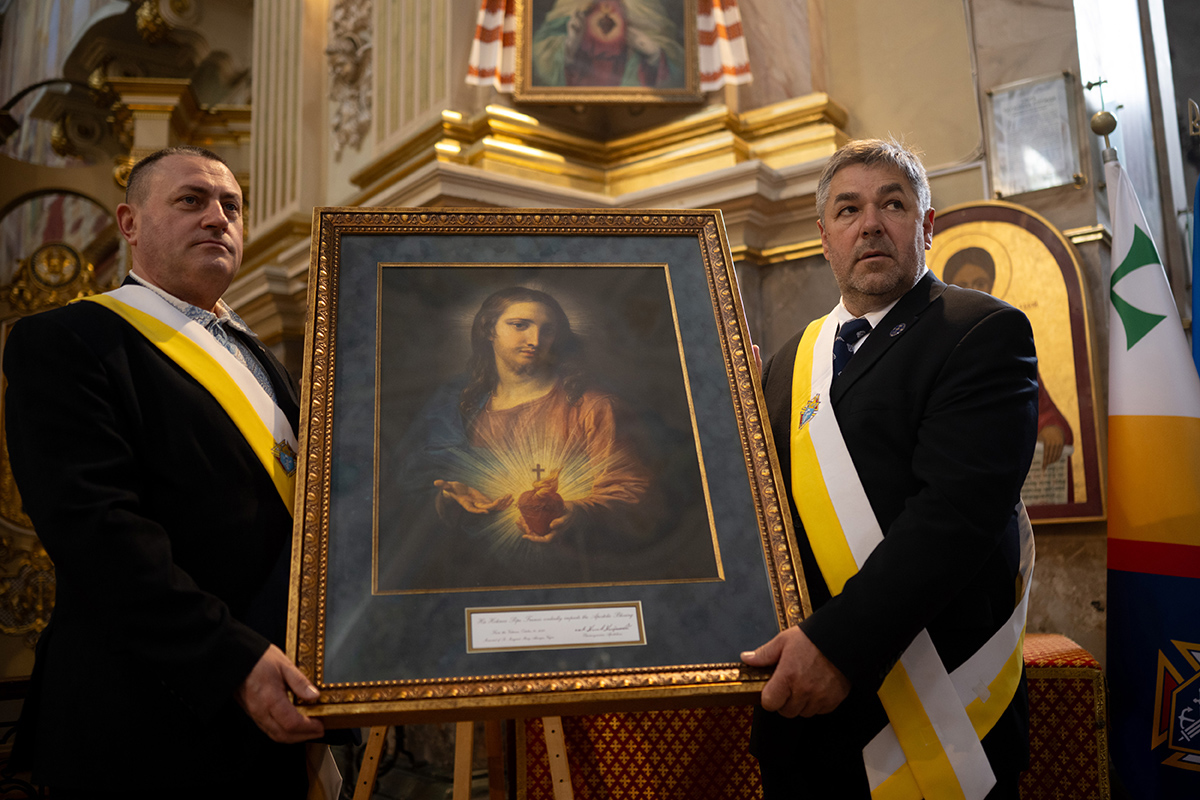 As some 300 copies of the Sacred Heart pilgrim icon travel through jurisdictions Orderwide, parishes in war-torn Ukraine are receiving the image as a cherished symbol of God’s enduring love and compassion. 

Read more: ow.ly/NHUJ50Wgp2k