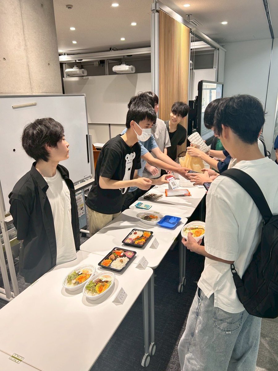 centerofcom's tweet photo. こんにちは！
地域協働研究会COCOSです🍀

6月24日（火）に、Cafeしえるさんのお弁当＆スイーツを販売しました！

ご購入くださった皆さま、ありがとうございました🙇‍♀️✨️
Cafeしえるさんの魅力が少しでも多くの方々に届いていたらうれしいです！

#地域協働研究会COCOS
#cafeしえる https://t.co/Bcgc8vcfpb