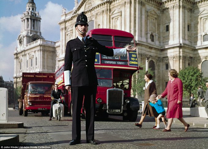 ThierryTout's tweet image. LONDRES EN 1960 🇬🇧
Un policier fait la circulation près de la cathédrale Saint-Paul.
La photo d'une autre époque, une autre Angleterre...🧐