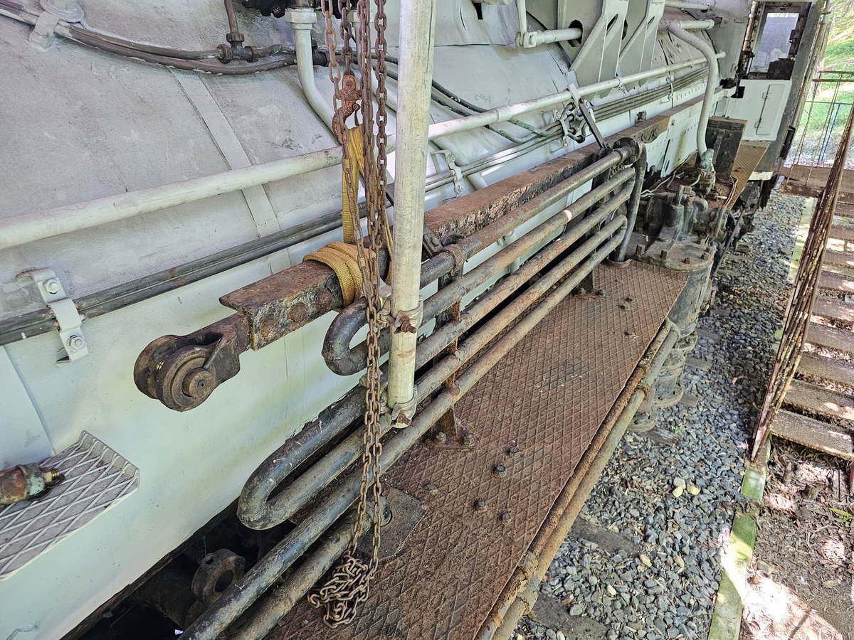obibi_vivio's tweet photo. 背中がかなりマシになったので久方ぶりに #C57110 へ
前回の作業で吊り上げた逆転棒と逆転棒の背面のボイラー覆のケレンと下塗りを敢行
逆転棒アングルの裏側?
無理な所は無理なのよ(爆
#和歌山県
#橋本市
#蒸気機関車
#C57 https://t.co/WEWKzTaa2b