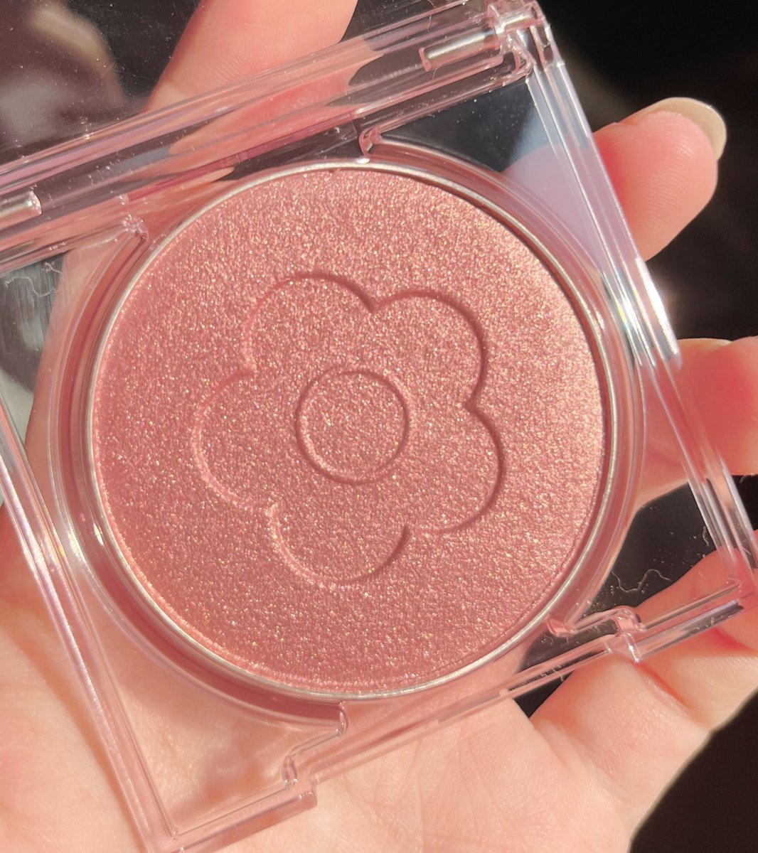 デイジードールの02ほろ酔いチェリー、涙袋に仕込むとめちゃくちゃ目ウルウルのほろ酔い感出て超〜〜〜かわいいので最近ずっとこれ✊🏻💗
(粉質神すぎて布教しまくってる)