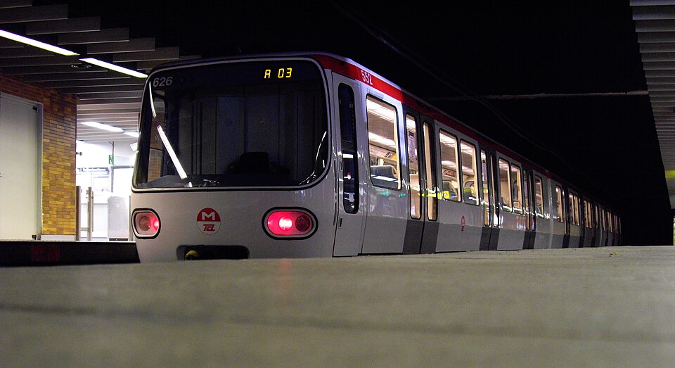 medaveprod's tweet image. [INFOS MEDAVEPROD]

🔴Tombé sur les voies du métro A, station Hôtel de Ville, un jeune homme dans un état grave.

#lyon