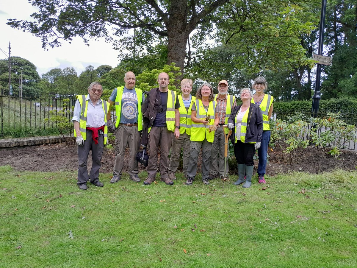 Our volunteers were extra busy last week! On Tue a small team replaced part of the sensory garden pathway edging. On Thur they were in the upper lake stumpery clearing space for new ferns &amp; clearing the grids. Then on to weed the rhododendron bed by the tram carpark. Phew!