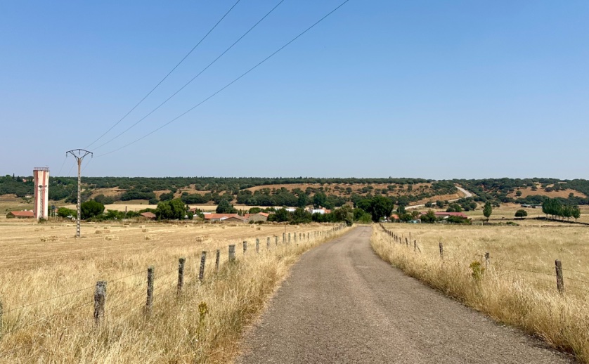 Todos tenemos un origen. Mis antepasados maternos nacieron en este humilde pueblo salmantino. 

De vez en cuando vuelvo para no olvidarlo.