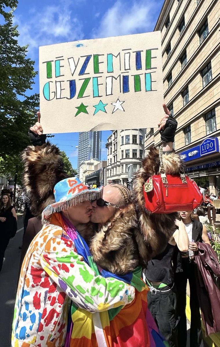 RamonaPETR's tweet image. ❗️Tā ir ņirgāšanās par mūsu Tēvzemi! 
@VL_TBLNNK , Jūs esiet vienā laivā ar tiem, kas izsmej mūsu zemi un tautu! 
❗️❗️Ko Jūs klusējiet! 
Vai Tēvzeme vairs svēta nav? Vai šāds balagāns Rīgas ielās tiks pieļauts arī turpmāk?