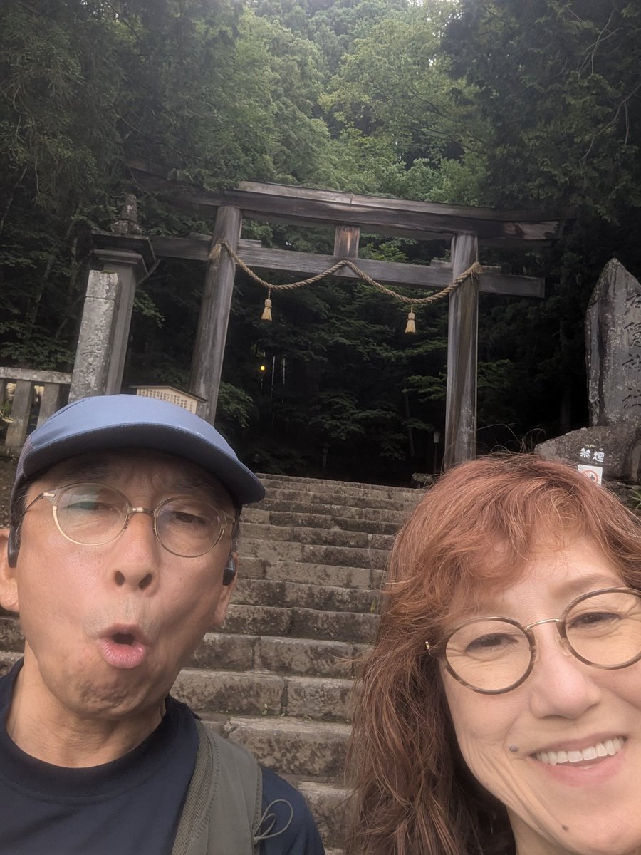 RcyYUS6obyhobmL's tweet photo. ２日目は善光寺から『戸隠神社』へ…ここは凄い気が整う!
杉並木を通って、パワー��凄い✨️✨️✨️
行って良かった!そして夫婦で行けて良かった! https://t.co/IjMvjzgFSK