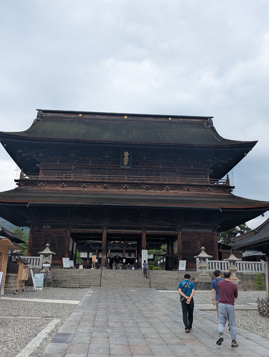 RcyYUS6obyhobmL's tweet photo. 早朝に『善光寺』へ行ってみました✨️凄いお寺✨️
お戎檀巡りもさせてもらいました!闇と光…ほんとに『心』と同じ…お釈迦様ありがとう🙏ございます https://t.co/u26ZnPk8v3