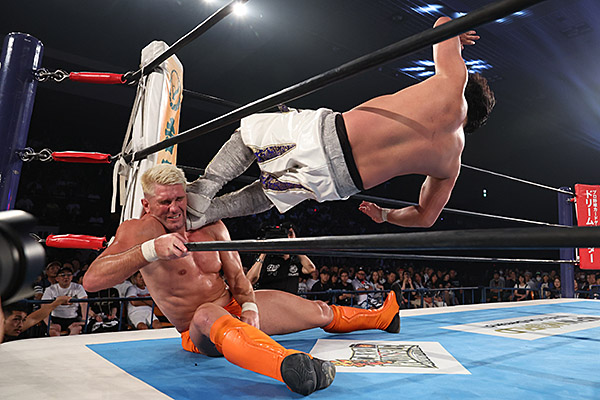 njpwglobal's tweet photo. #andNEW
Revolution televised to the end

Zack Sabre Jr. punishes Hirooki Goto to referee stoppage to recapture IWGP World title on TV special event.

#TANAJAM match report:

https://t.co/zuenu2BdOT

#njpw https://t.co/mUxL83zZwL