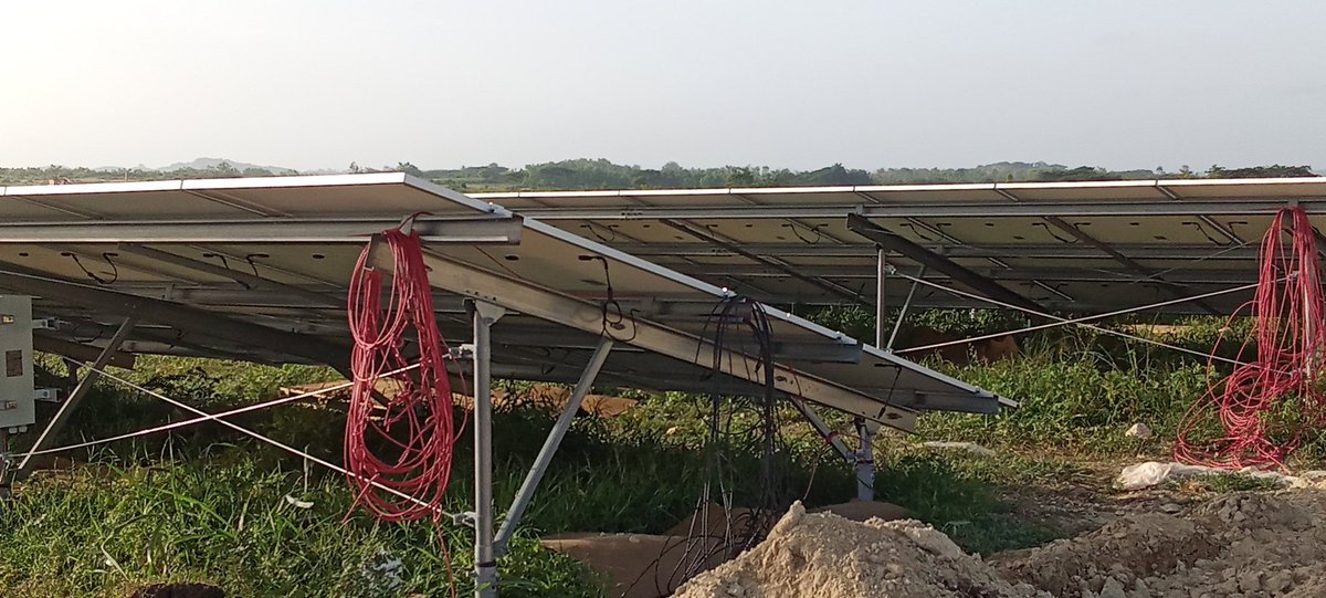 AlexisLorente74's tweet photo. ☀️⚡️ Con el sol apenas asomando, comenzó la jornada en el Parque Fotovoltaico de Cabaiguán, un espacio donde la energía limpia cobra vida desde bien temprano. 
#SanctiSpíritusEnMarcha 
#LaLuchaNoHaCesado 🇨🇺
@DeivyPrezMartn1 @DiazCanelB @DrRobertoMOjeda @PartidoPCC @MMarreroCruz https://t.co/OsyJLGEpbL