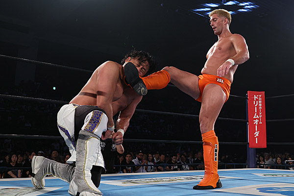 njpwglobal's tweet photo. #andNEW
Revolution televised to the end

Zack Sabre Jr. punishes Hirooki Goto to referee stoppage to recapture IWGP World title on TV special event.

#TANAJAM match report:

https://t.co/zuenu2BdOT

#njpw https://t.co/mUxL83zZwL