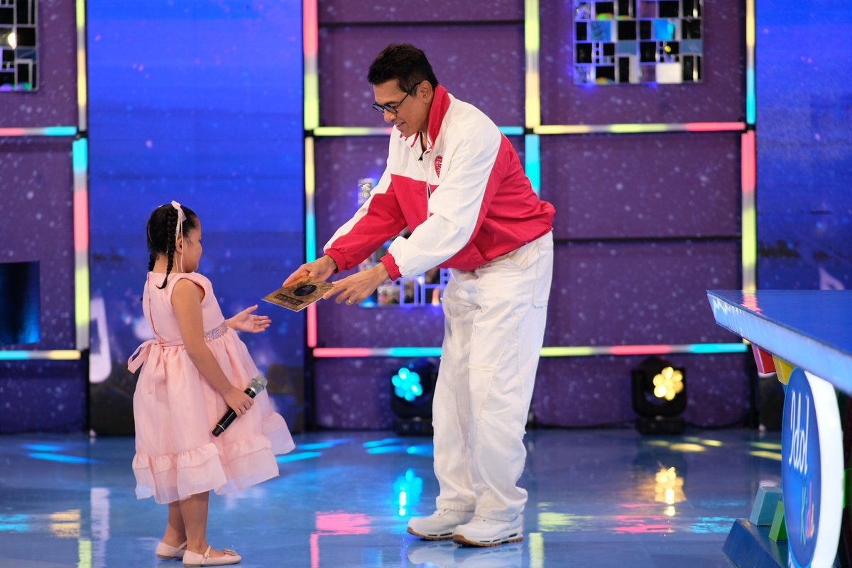 idolphilippines's tweet photo. Sino ang Kiddie Hopeful na mag-uuwi ng Golden Ticket? Eh di si Rifa! Congratulations, little girl! #IdolPHKiddieHopefuls 🎙️💙🤍

#IdolKidsPhilippines
#IdolKidsPH
#IdolPhilippines https://t.co/84iaL4gXsJ