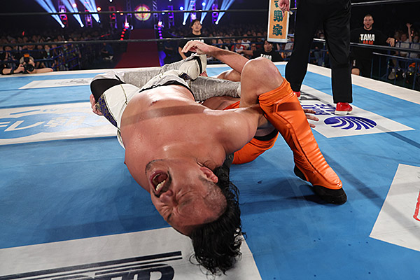 njpwglobal's tweet photo. #andNEW
Revolution televised to the end

Zack Sabre Jr. punishes Hirooki Goto to referee stoppage to recapture IWGP World title on TV special event.

#TANAJAM match report:

https://t.co/zuenu2BdOT

#njpw https://t.co/mUxL83zZwL