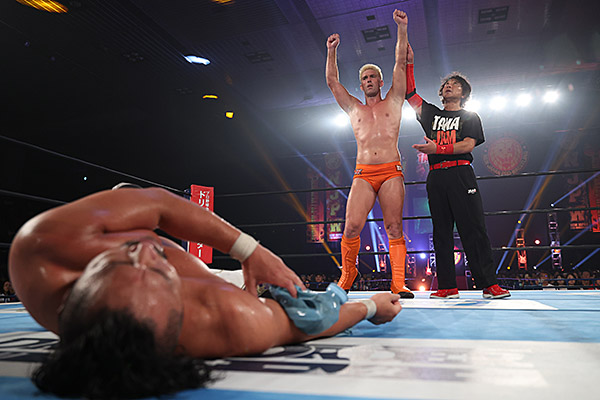 njpwglobal's tweet photo. #andNEW
Revolution televised to the end

Zack Sabre Jr. punishes Hirooki Goto to referee stoppage to recapture IWGP World title on TV special event.

#TANAJAM match report:

https://t.co/zuenu2BdOT

#njpw https://t.co/mUxL83zZwL