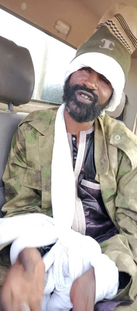 chbmaiga's tweet photo. 🇲🇱 🚨💥1/2
#Oubel né Boubacar Ibrahim, enfant du pays, important chef de l’#EIGS dans la partie sud de la zone des 3 frontières #BurkinaFaso-#Mali-#Niger, s’est rendu aux FAMAs le 28 juin 2025 ; lui et 10 autres chefs de son groupe.
Voici une vidéo dans laquelle en langues peule et songhay, il fait injonction aux citoyens sous peine de subir sa foudre de ne pas collaborer avec les #FAMAs ni #Barkhane ni #Wagner.