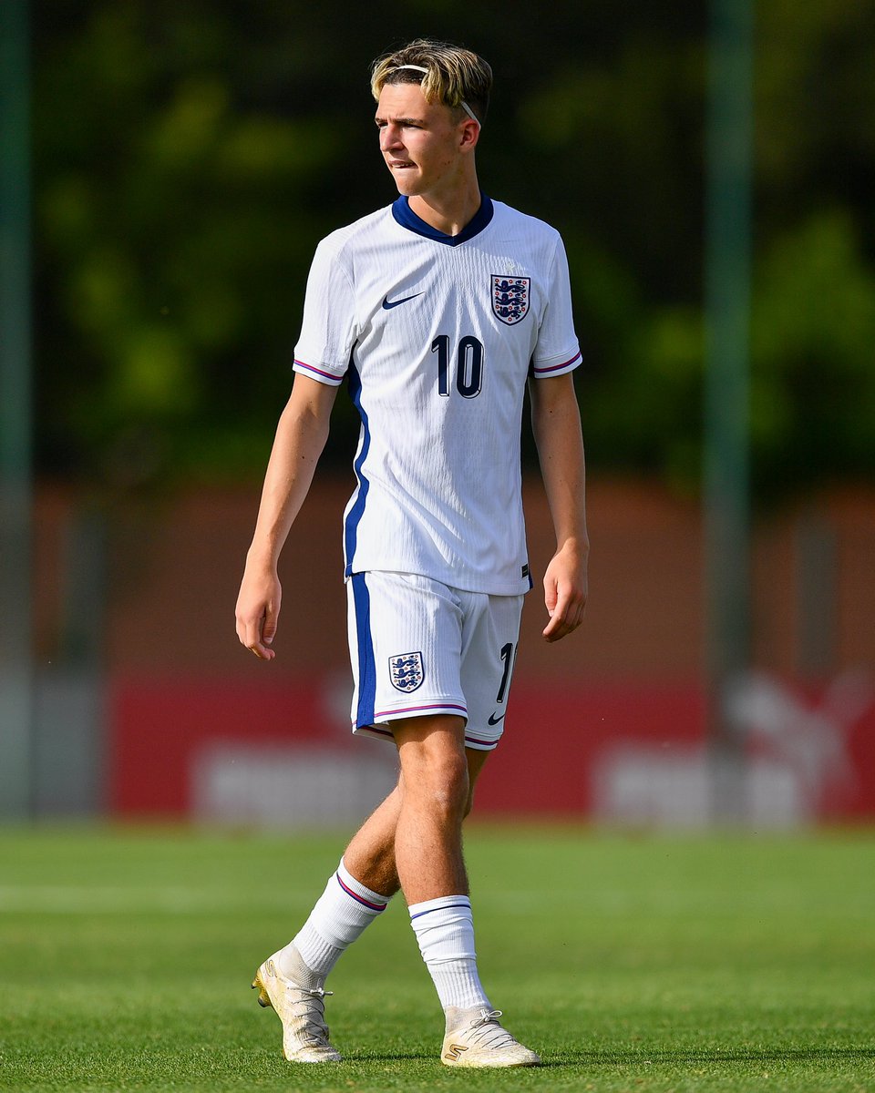 Jesse Derry🏴󠁧󠁢󠁥󠁮󠁧󠁿(RW-LW,07')
Team: Crystal Palace
Foot: R
Strengths💪
-Dribbling(change of direction,feints)
-1v1
-First Touch
-Agility
-Movement to receive(getting in good scoring pos.)
-Passing(creativity,spatial awareness)