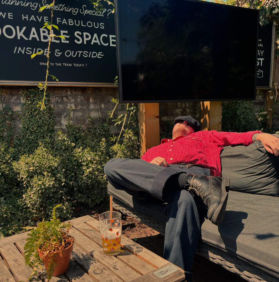 Mikes got the right idea! 🍻

What are sunny Sundays for if you’re not snoozing in the heat? 
Join Mike for a beer in our suntrap oasis for cold crisp pints, and roasts that are quite frankly just showing off! 🥩

#wandsworthcommon #roastsworthboastingabout #jubel #cripspints