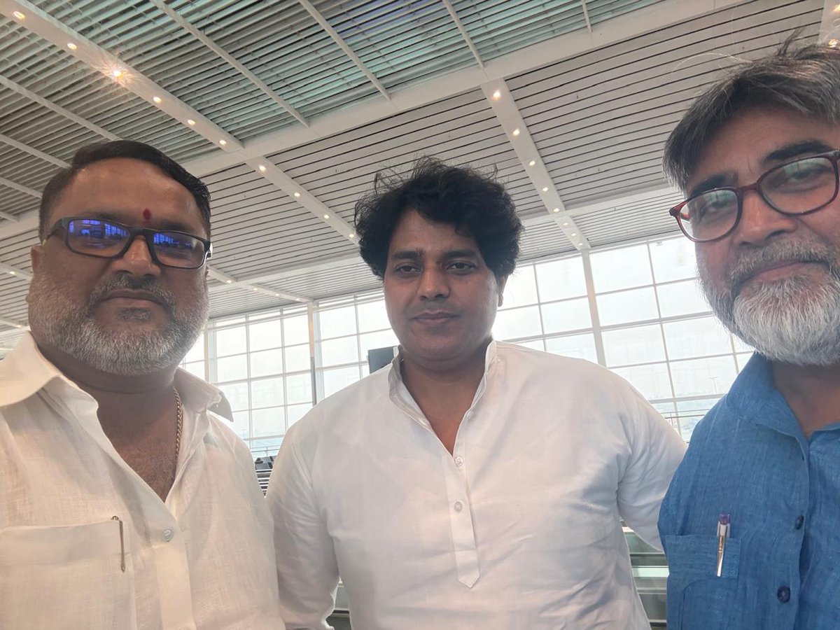 Nalini Ranjan Jha (@naliniranjanjha) on Twitter photo आज पटना के गांधी मैदान में आयोजित इमारत शरिया के नेतृत्व "वक्फ बचाओ संविधान बचाओ" रैली में शामिल हुआ,जिसमें पूर्व केंद्रीय मंत्री सलमान खुर्शीद,अल्पसंख्यक कांग्रेस के चेयरमैन <a href="/ShayarImran/">Imran Pratapgarhi</a> व नासिर हुसैन जी से भेंट मुलाकात हुई।
जय हिंद जय संविधान... आज पटना के गांधी मैदान में आयोजित इमारत शरिया के नेतृत्व "वक्फ बचाओ संविधान बचाओ" रैली में शामिल हुआ,जिसमें पूर्व केंद्रीय मंत्री सलमान खुर्शीद,अल्पसंख्यक कांग्रेस के चेयरमैन <a href="/ShayarImran/">Imran Pratapgarhi</a> व नासिर हुसैन जी से भेंट मुलाकात हुई।
जय हिंद जय संविधान...