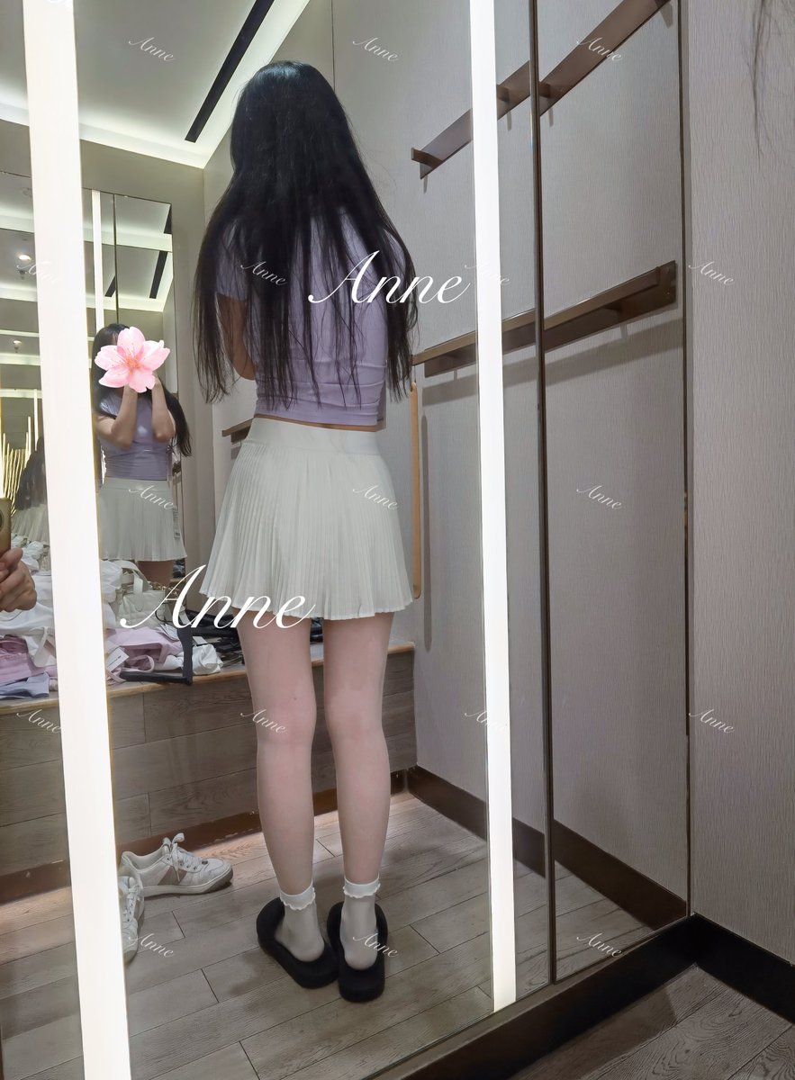 陪媳妇逛街，luluemon的试衣间真心不错宽敞明亮，适合同时容纳两个人😅