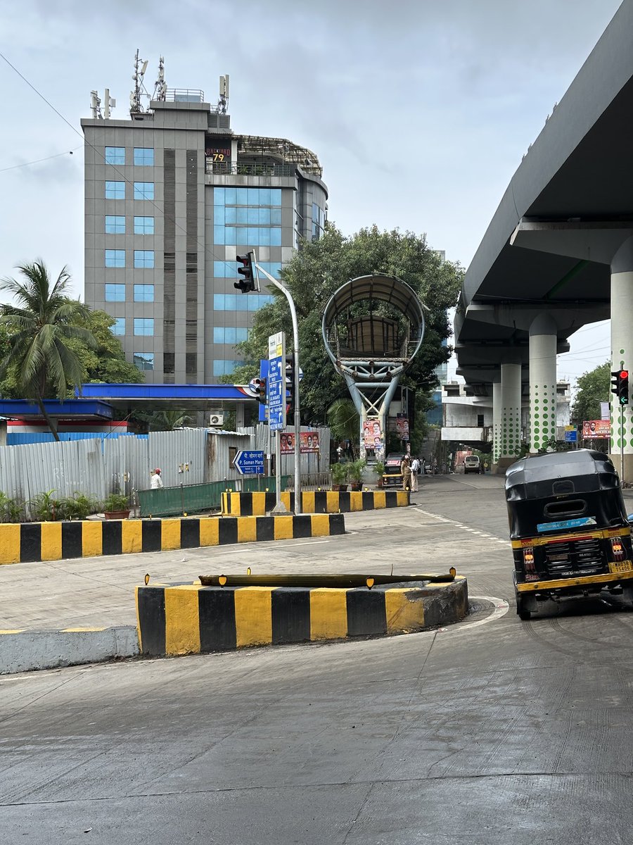 #Sharerickshaws A 4 seater auto rickshaw (1 passenger sharing drivers seat) was fined by a ⁦<a href="/MTPHereToHelp/">Mumbai Traffic Police</a>⁩ traffic cop at LBSRD Vikhroli-w. Sustained action will definitely help. ⁦⁦<a href="/mumbaimatterz/">मुंबई Matters™🇮🇳</a>⁩ ⁦<a href="/RoadsOfMumbai/">Roads of Mumbai</a>⁩ ⁦<a href="/mulund_info/">मुलुंड info</a>⁩ ⁦<a href="/VOGNewsLive/">VOGnewsLIVE</a>⁩