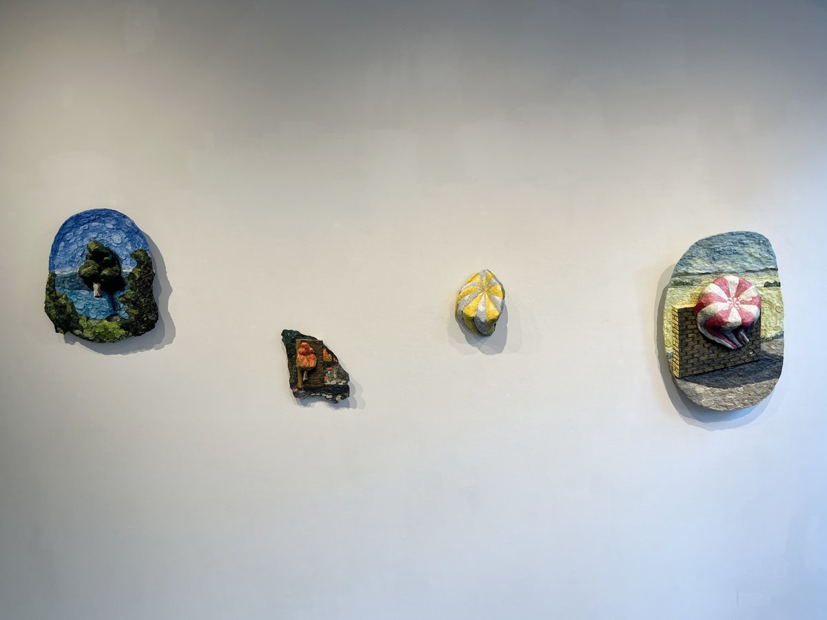 hamuzou's tweet image. 本岡景太個展「はりつける彫刻」を森下のGallery Dalstonで見た。紙と酢酸ビニル系樹脂を用いた独自技法「歪曲張り子」の新作彫刻作品群による展覧会。東京藝術大学大学院彫刻専攻を昨春修了した新進気鋭の作家。ARTISTSʼ FAIR KYOTO 2025最優秀賞受賞者。6/29まで。