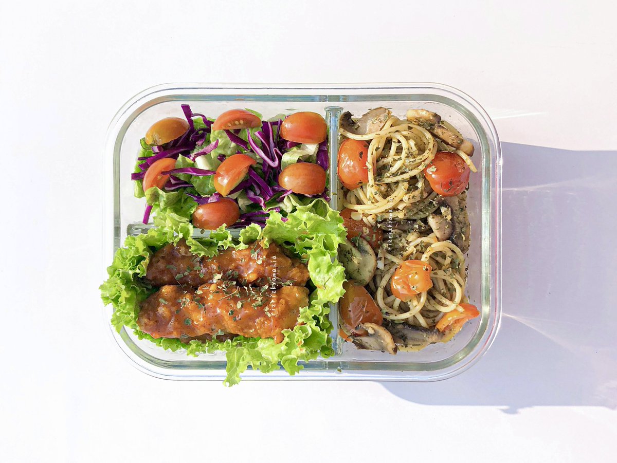 rizrizkyamalia's tweet photo. Ikut memeriahkan #WeekendPasta pakai foto lama aja ya 🍝
Beberapa lunch box yang terisi pasta ala aku 😂 https://t.co/Y7REqdCYFh