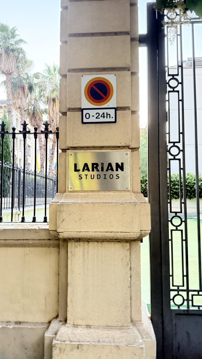 Офис Larian Studios выглядит как посольство, где могут дать убежище, если докажешь, что у тебя паразит в голове.