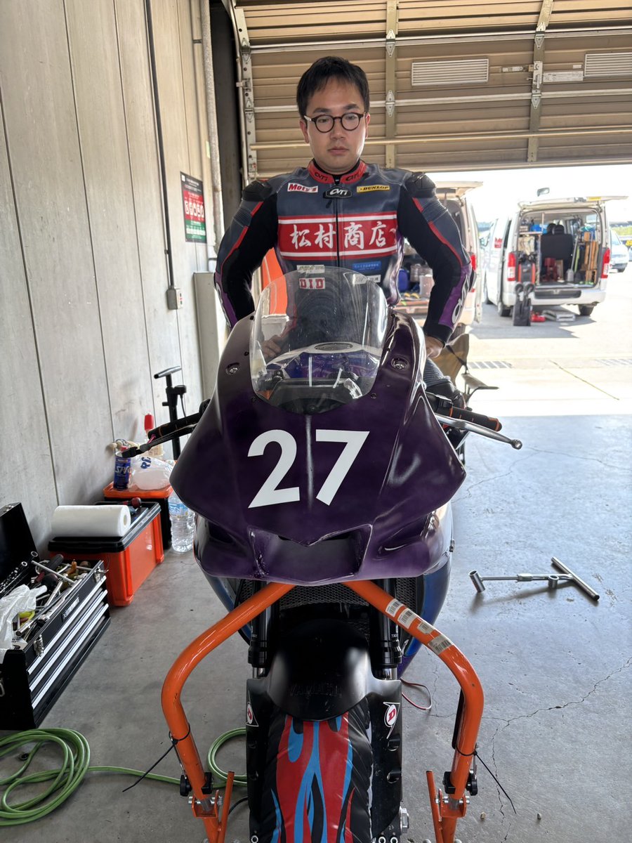 zx636fgf's tweet photo. 本日ニューツナギのデビューでもありました✨
色々相談に乗っていただきました@MkpLiao さんありがとうございました🙇
#ovti
#レーシングスーツ https://t.co/q77Pphw1rg