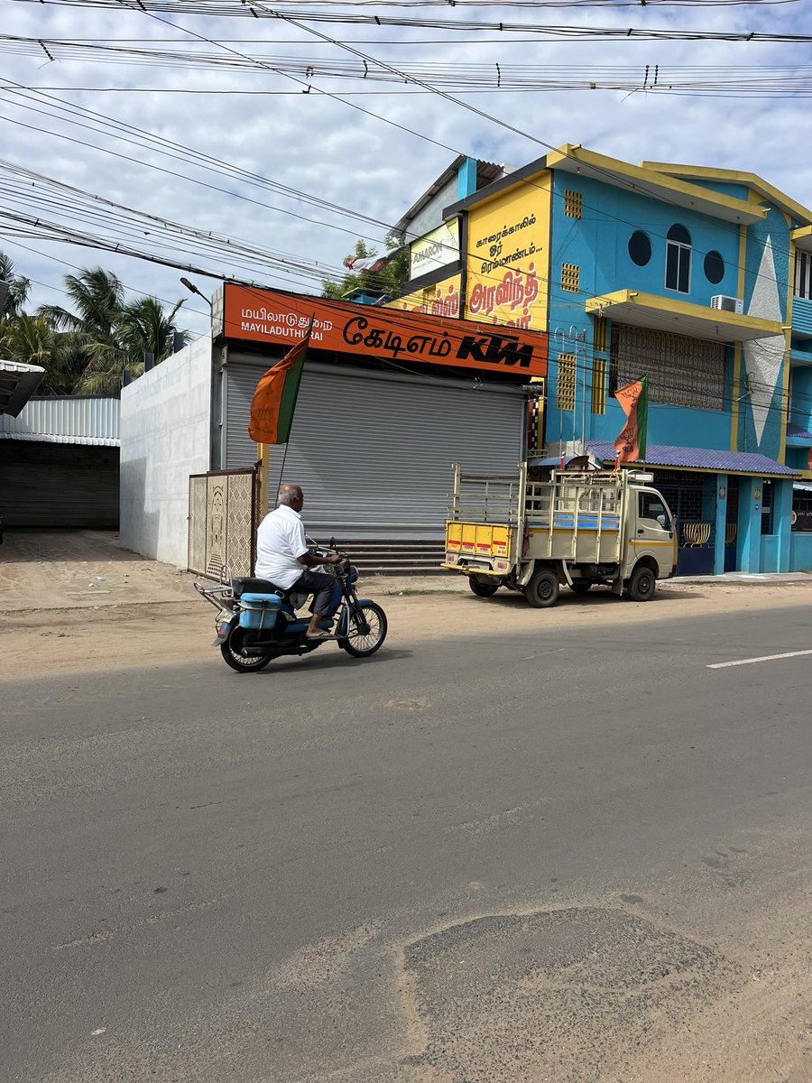KTM Mayiladuthurai 🏍️ 
Tharangai salai

#Mayiladuthurai