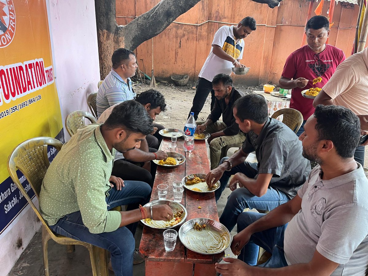AnjaneyaTrust's tweet photo. बजरंग अखाड़ा गरमनाला में शनिवार को भोग वितरण https://t.co/P1y3unMlUL