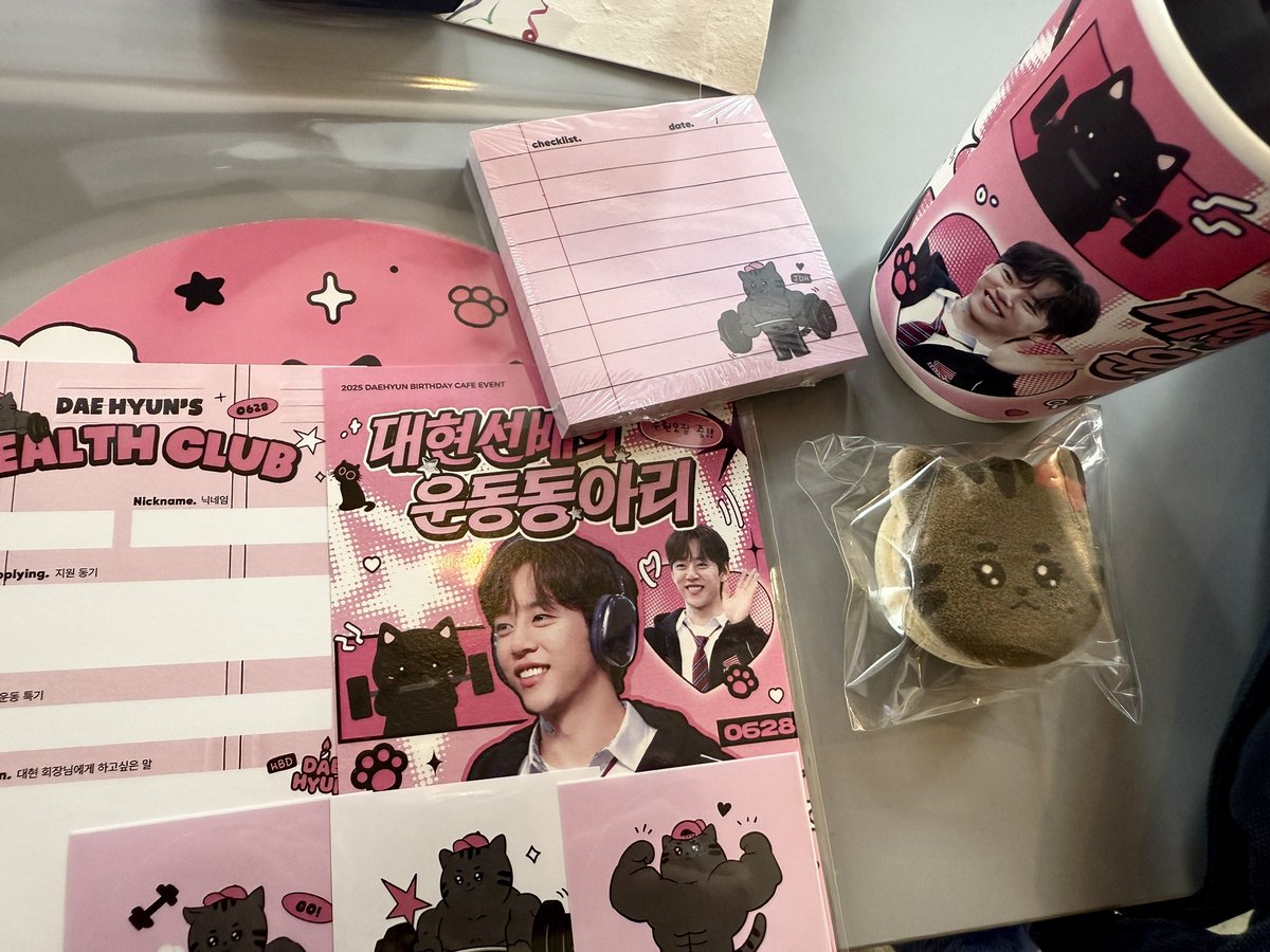 사진이 모두 너무너무 취저👍🏻 네컷 찍으러 들어가니 어린시절 댛이도 볼수 있어서 너무 반가웠구요. 무엇보다 미남을 눈앞에서 보게되어 행복한 주말이었습니다🫶🏻 
#대현선배의_운동동아리_부원모집 
#앞으로의_날들이_찬란하기를
#정대현 #JUNGDAEHYUN