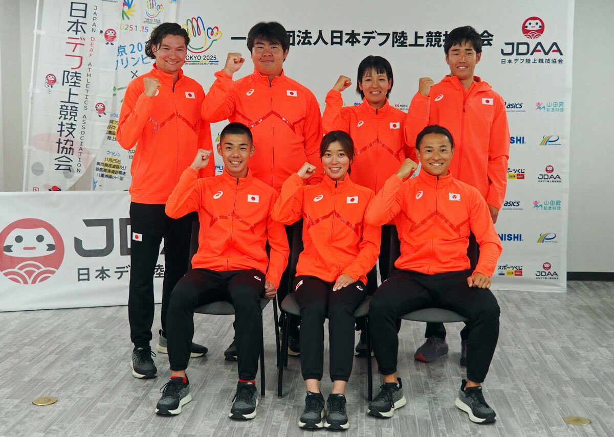 paraspoplus's tweet photo. ✨半年後に開幕✨
日本初開催、東京2025デフリンピックに向けて、#デフ陸上 日本代表が発表されました🇯🇵

#デフリンピック は、聞こえない・聞こえにくい選手たちが、自分らしく戦える特別な舞台。光でスタートを切り、手話や文字で意思をつなぐ姿は、まさに“目で見るスポーツの力”👀✨

過去最多57名が内定！メダリストから初出場の若手まで勢ぞろい。会見では、選手たちが熱い想いを語ってくれました🔥

記事はこちら▶︎
https://t.co/LTvplKpK7T

100m金メダリスト #佐々木拓磨 選手は「世界新で2連覇を目指す」と力強く宣言。昨秋父となり、「息子の人生のエネルギーになるような走りをしたい」とも。「心のバトンパスを見てほしい」という言葉に胸が熱くなります。

#岡田海緒 選手は「今回はもっときれいな色のメダルを」

#青山拓朗 選手は「生まれ育った東京を走りたい」

一人ひとりの言葉にドラマが詰まっていますね🥹

11月15日から26日まで、競技も式典もすべて観戦無料です！

#デフスポーツ #デフ陸上