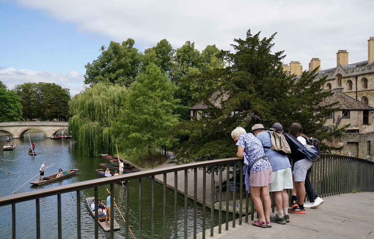 jjgiddens's tweet image. Punting on the River Cam in Cambridge as the warm weather continues across the country