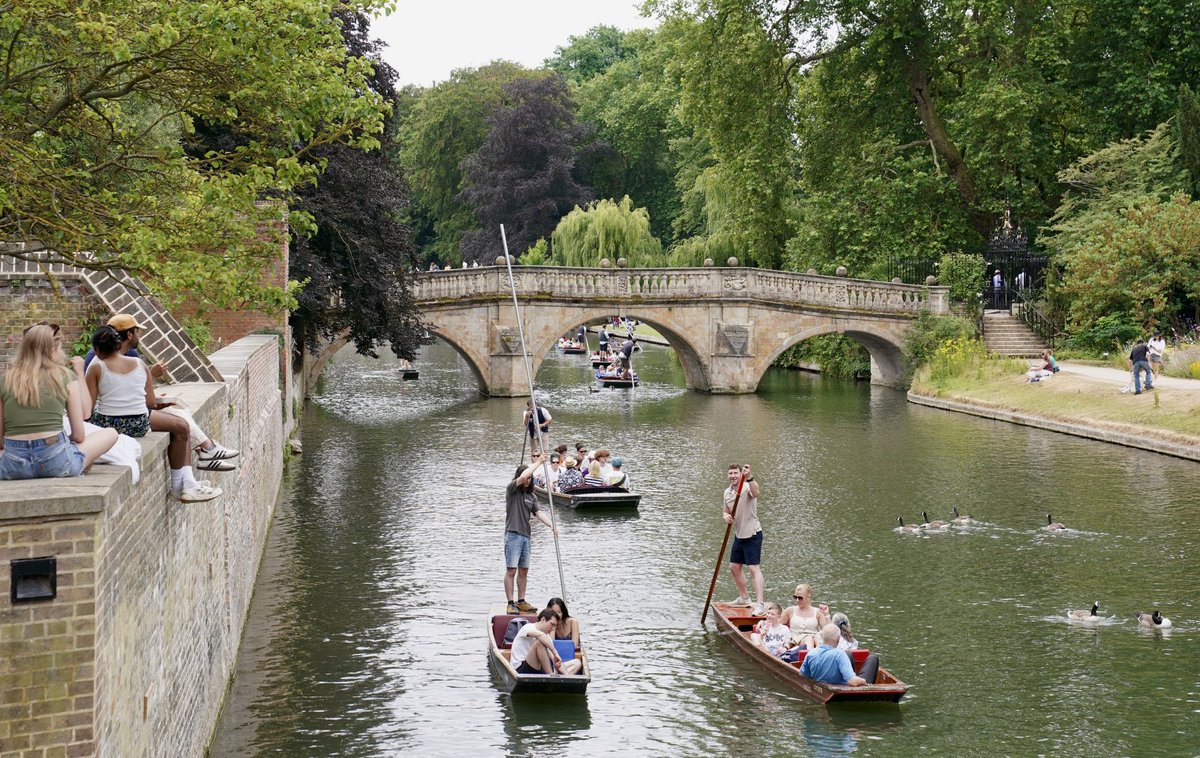 jjgiddens's tweet image. Punting on the River Cam in Cambridge as the warm weather continues across the country