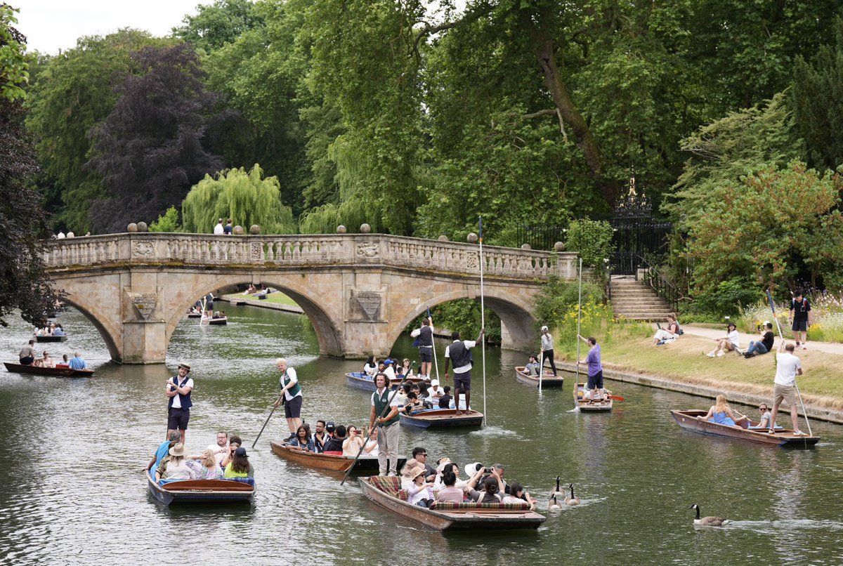 jjgiddens's tweet image. Punting on the River Cam in Cambridge as the warm weather continues across the country